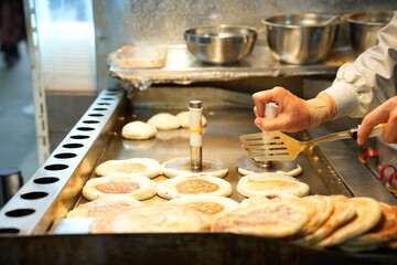 뜨거운 철판 위에서 노릇하게 구워지는 한국의 겨울 길거리 음식, 호떡
