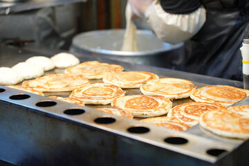 뜨거운 철판 위에서 노릇하게 구워지는 한국의 겨울 길거리 음식, 호떡