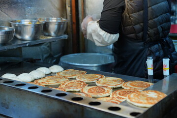 뜨거운 철판 위에서 노릇하게 구워지는 한국의 겨울 길거리 음식, 호떡