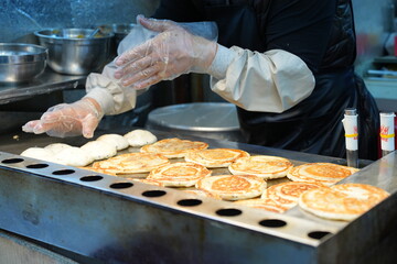 뜨거운 철판 위에서 노릇하게 구워지는 한국의 겨울 길거리 음식, 호떡