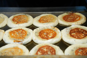 뜨거운 철판 위에서 노릇하게 구워지는 한국의 겨울 길거리 음식, 호떡