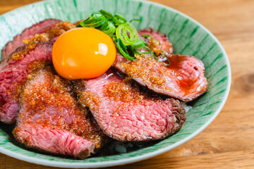 卵黄をのせたローストビーフ丼