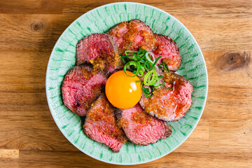 卵黄をのせたローストビーフ丼