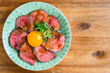 卵黄をのせたローストビーフ丼