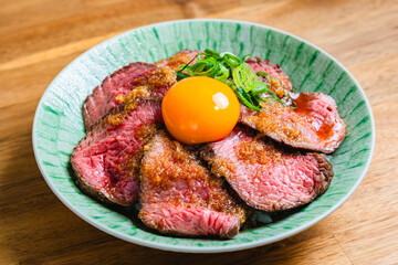卵黄をのせたローストビーフ丼