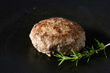 鉄板で焼かれるハンバーグステーキ　Hamburg steak grilled on an iron plate