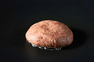 鉄板で焼かれるハンバーグステーキ　Hamburg steak grilled on an iron plate