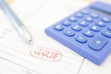 領収書に押された領収済スタンプのイメージ。