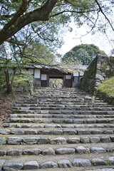 日本の神社へと続く趣のある古い石段と木造の門