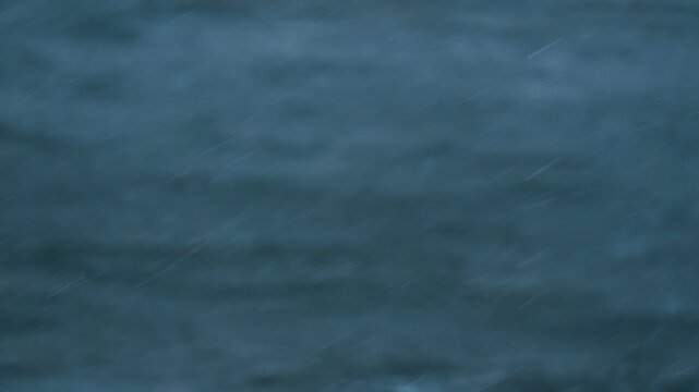 粉雪の振る荒れた海