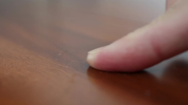 フローリング床に溜まった室内の埃と掃除の必要性のイメージ。