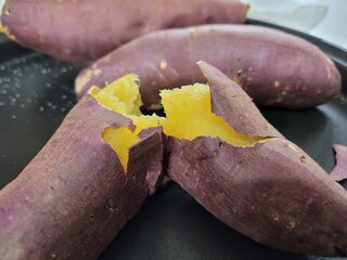 추운 겨울날 따끈하게 즐기는 한국의 대표 간식, 노란 속살이 달콤한 찐고구마