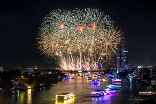 Beautiful fireworks and iconic Bangkok landmarks are illuminated by light displays and projection mapping during the Vijit Chao Phraya festival.
