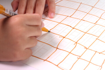  線を描く子どもの手