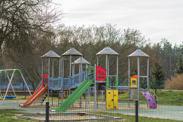 Plac zabaw na osiedlu – zjeżdżalnie i drabinki w parku, rekreacja dzieci i infrastruktura miejska. © Henryk Guziak