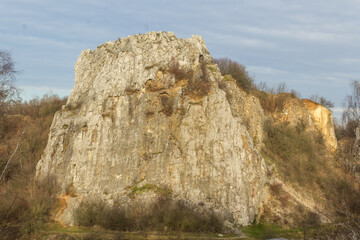 Rezerwat Kadzielnia w Kielcach – wysoka wapienna ściana skalna i roślinność na zboczu, geologia i turystyka miejska. © Henryk Guziak