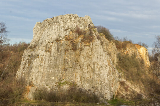 Rezerwat Kadzielnia w Kielcach &ndash; wysoka wapienna ściana skalna i roślinność na zboczu, geologia i turystyka miejska.