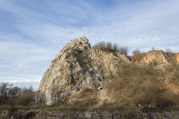 Rezerwat Kadzielnia w Kielcach – wapienne skały i dawne wyrobisko kamieniołomu, geologiczny krajobraz i atrakcja turystyczna. © Henryk Guziak