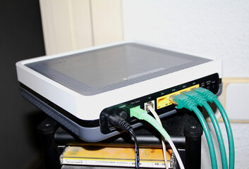 Modem adsl, router y cable wifi conectado a corriente el&eacute;ctrica y tel&eacute;fono 