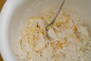 Mix flour with sugar, butter and egg, preparing the dough
