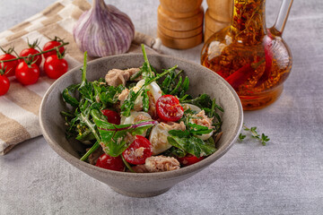 Green salad with canned tuna