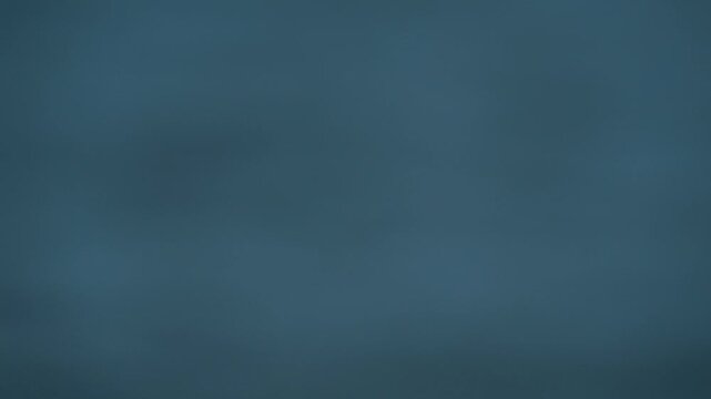 粉雪の振る荒れた海