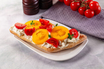 Bread with cream cheese and tomato