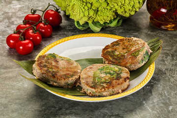 Roasted tuna medallion with broccoli