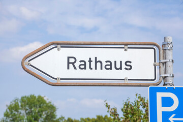 Fototapeta premium Pfeilwegweiser Rathaus, Schild, Deutschland