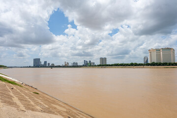 プノンペンの市街地を流れるトンレサップ川