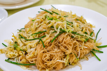 カンボジアの焼きそばであるローチャー