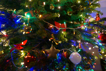 D&eacute;corations et lumi&egrave;res dans un sapin de No&euml;l