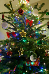 D&eacute;corations et lumi&egrave;res dans un sapin de No&euml;l