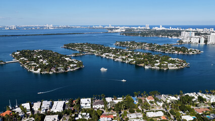 Fototapeta premium Venetian Islands At Miami Beach In Florida United States. Beach Landscape. Downtown District. Travel Destination. Venetian Islands At Miami Beach In Florida United States. Nature Seascape.