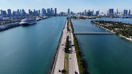 Obraz premium Miami Skyline At Miami In Florida United States. Seascape Skyline. Downtown Landscape. Summer Travel. Miami Skyline At Miami In Florida United States. Highrise Buildings.