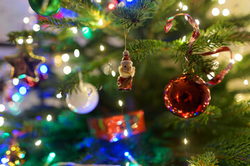 D&eacute;corations et lumi&egrave;res dans un sapin de No&euml;l