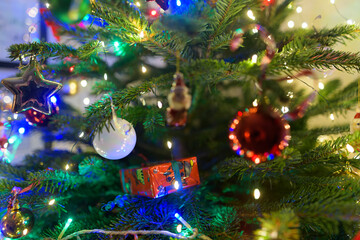 D&eacute;corations et lumi&egrave;res dans un sapin de No&euml;l