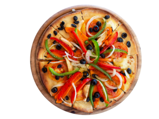 Pizza sans fromage végétarienne avec poivrons et olive vu de dessus découpée sur un support en bois rond