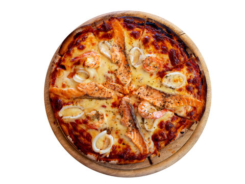 Pizza fruit de mer sans fromage vu de dessus d&eacute;coup&eacute;e sur un support en bois rond