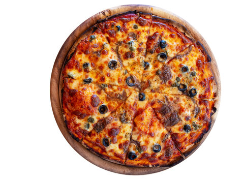 Pizza fromage c&acirc;pre anchois olive vu de dessus d&eacute;coup&eacute;e sur un support en bois rond