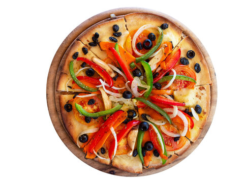 Pizza sans fromage v&eacute;g&eacute;tarienne avec poivrons et olive vu de dessus d&eacute;coup&eacute;e sur un support en bois rond