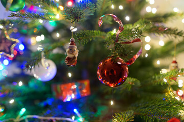 D&eacute;corations et lumi&egrave;res dans un sapin de No&euml;l