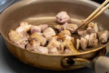 鶏肉を炒める