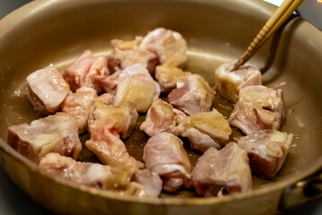 鶏肉を炒める