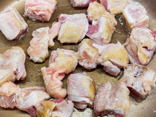 鶏肉を炒める