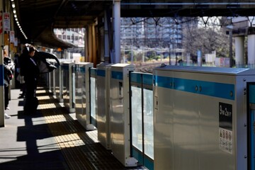 朝のホーム　通勤風景　ホームドア