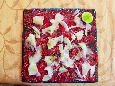 Carpaccio de boeuf vue de dessus sur une assiette d'ardoise
