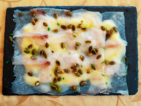 Carpaccio de poisson vue de dessus sur une assiette d'ardoise