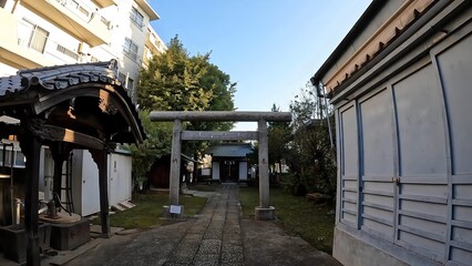 東京都新宿区原町 牛込柳町天祖神社  この神社が建てられたのは、江戸初期の慶長年間。諸国で神踊りが流行しこの牛込の里でも盛んで、とくに長兵衛という村人が神様が「ここに住んでみんなの苦しみを救う」と告げる夢を五夜連続で見たことで熱心にお祈りし、その様子を見た長者の大橋龍慶が、天照皇大神宮を勧請して祠を建てたのがはじまり。 © 真由　野田