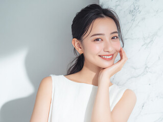 笑顔できらめく綺麗な肌と白い歯を見せる日本人女性美人モデルの接写写真。オーラルケア、スキンケア、コスメ広告用。